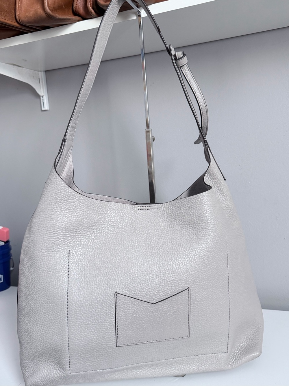 Michael Kors Junie Large Hobo bag in Pearl Grey pebbled leather - Picture 3 of 6